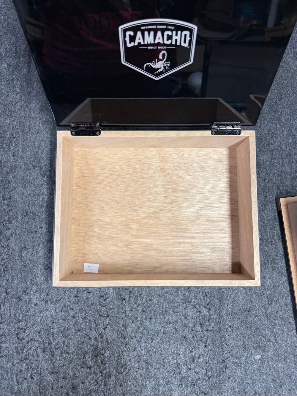 Camacho Black Gloss Finish Cigar Box - Picture 7 of 14